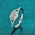 Nahaufnahme eines Moissanit-Rings mit Pavé-Steinen vor einem blaugrünen Glitzerhintergrund - 开口排镶款式(X020)