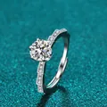 Makroansicht eines 1-Karat-Moissanit-Rings mit klassischer Sechskantfassung und Pavé-Band - 六爪开口镶嵌款式(X025)