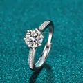 Nahaufnahme eines 1-Karat-Moissanit-Rings in S925-Sterlingsilber mit Sechs-Krallen - 扭臂铺镶小钻款式(X026)