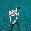 Detail eines funkelnden 1-Karat-Moissanit-Rings in Sterling-Silber-Bypass-Fassung - 扭臂绕圈简约款式(X029)