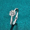 Nahaufnahme eines 1-Karat-Moissanit-Rings mit sechs Zacken und silbernem Glanz. - 圆型六爪碎钻侧镶款式(X033)