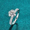 Nahaufnahme eines 1-Karat-Moissanit-Rings aus 925er Sterlingsilber mit Sechs-Krallen-Fassung - 碎钻密镶戒臂六爪款式(X034)