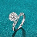 Makroansicht eines 1-Karat Moissanit-Rings mit gedrehtem Pavé-Band und Halo-Fassung - 扭臂开口调节款式(X035)