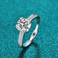 Nahaufnahme eines funkelnden 1-Karat D Moissanit-Rings aus Sterlingsilber mit sechs Krappen. - 六爪两排碎钻款式(X037)