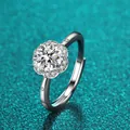 Makrodetail eines D-Farb-Moissanit-Rings in Silber mit floralem Halo und offenem Band - 花瓣光环围镶款式(X039)