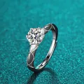 Nahaufnahme eines Moissanit-Rings mit Sechs-Krallen-Fassung auf Glitzerhintergrund - 滚珠边编织纹理六爪款式(X040)