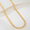 Vue détaillée du collier en chaîne à maillons papillon dorés avec un design ajouré chic. - Papillon (X2889)