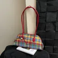Elegante bolso de hombro a cuadros de colores con correas rojas y colgante de corazón - Cuadros Rojos