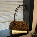 Bolso Boston retro con estampado de leopardo, correas largas y colgante de corazón elegante - Estampado de leopardo