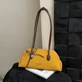 Bolso de hombro amarillo retro con correas marrones y detalle de amuleto de corazón - Acabado de Gamuza (Amarillo)