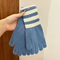 Gedetailleerde weergave van blauwe gebreide dameshandschoenen met gestreepte boorden en touchscreen - Eén maat / Blauw