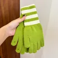 Gedetailleerde close-up van groen-wit gestreepte gebreide handschoenen voor dames in de winter - Eén maat / Groen