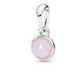 Detailansicht eines rosa Geburtsstein-Anhängers mit Versilberung für DIY-Armbänder. - Rosa (Januar)