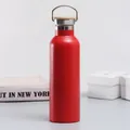 Gourde isotherme en acier inoxydable rouge avec poignée métal et bouchon bois. - 350ml / Rouge