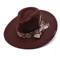 Klassischer brauner Westernhut mit Schlangenlederband und Federakzent - M (56-58cm) / Dunkelbraun