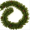 Vue détaillée d'une guirlande de Noël artificielle avec des pommes de pin sur blanc. - Vert-Sans Lumières / 1,5m