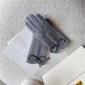 Graue, wollähnliche warme Winterhandschuhe mit dekorativer Schleife und Stickerei - Einheitsgröße / Grau (Ähre)