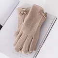 Elegante beige Wollhandschuhe für Damen mit Schleifenakzent auf einer Magazinseite - Einheitsgröße / Beige (Kleine Schleife)