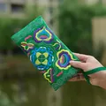 Handgemaakte etnische groene canvas clutch met kleurrijk bloemenborduurwerk - Groen