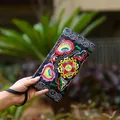 Handgemaakte zwarte canvas clutch in etnische stijl met levendige bloemenborduursels details - Zwart