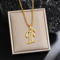 Élégant collier doré avec pendentif lettre F orné de strass sur support de bijoux. - Chaîne Plaquée Or F