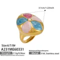 Vue détaillée d'une bague en acier avec fleurs en émail et centre en oxyde de zirconium - Taille 7 / Style Pétale Rose et Bleu (A231)