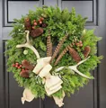 Rustic faux wreath with cedar, pine cones, antlers and burlap bow on black door. - Vintage Antler Pinecone Cedar Style (45CM) (Picture 97-45CM)