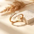 Elegante anillo de flecha abierto dorado con brillantes piedras de circonita para mujer - Abierto Ajustable / Dorado