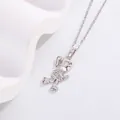 Dettaglio di un simpatico ciondolo a forma di ragazza sui pattini con catena argento - Stile Ragazza Pattinatrice (04)