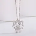 Primo piano di una collana con ciondolo a forma di bimba in argento e pavé di zirconi - Stile Ragazza con Doppia Coda (01)