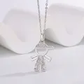 Primo piano del ciondolo a forma di ragazzino con pietre luminose incastonate. - Stile Ragazzo con Cappello (02)