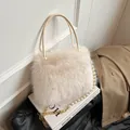Sac à main élégant en fausse fourrure crème avec poignée en perles et chaîne dorée chic - Style à Poils Courts (ML-86105) / Blanc