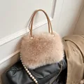 Élégant sac à main beige en fausse fourrure avec poignée en perles et bandoulière en chaîne. - Style à Poils Courts (ML-86105) / Kaki