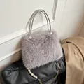 Sac à main en peluche grise avec bandoulière en perles et poignées élégantes pour l'hiver. - Style à Poils Courts (ML-86105) / Gris
