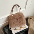 Sac à main élégant en fausse fourrure marron avec accents de perles et chaîne d'or - Style à Poils Courts (ML-86105) / Marron