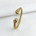 Vintage gouden gedraaide kabelarmband met twee gedetailleerde schedels in gothic stijl - Goud