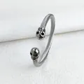Gothische C-vormige gedraaide kabelarmband met dubbele schedelkoppen in zilverfinish - Zilver