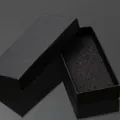 Elegante scatola regalo nera con interno in schiuma per gioielli o portachiavi. - Confezione Regalo Nera