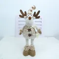 Détail d'un renne de Noël en peluche tricoté avec un bonnet et un gilet rayés - Renne à Bonnet Pointu