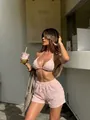 Dettaglio di un elegante set bikini rosa testurizzato con top halter e pantaloncini - Rosa
