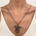 Vintage Gothic Kette mit dunklem Flugdrachen-Anhänger, getragen von einem Modell - Retro Fliegender Drachenstil (K-1337)
