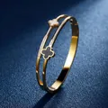 Luxuriöser Armreif aus Titanstahl mit vierblättrigem Kleeblatt und Zirkonia-Inlays - Doppel Kleeblatt Strass Armband (40甲-D-6)