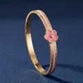 Bracelet jonc élégant en acier doré orné d'une délicate breloque en forme de fleur rose - Largeur 6mm / Or/Rose