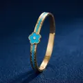 Bracelet jonc élégant en acier inoxydable doré avec fleur bleue et motif émaillé - Largeur 6mm / Or/Bleu