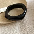 Bracciale rigido geometrico quadrato nero minimalista in resina per donna - Stile Quadrato Geometrico / Nero