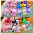 Porte-clés assortis avec sable mouvant liquide et figurines de poupées pailletées - Style Fermoir Mousqueton / Style de fille de dessin animé à perles lumineuses (Mélange aléatoire)