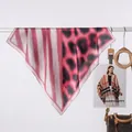 Dettaglio di un elegante foulard di seta da donna con strisce rosse e stampa maculata. - Patchwork leopardato rosa fucsia / 70x70cm