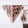 Primo piano dettagliato di un elegante foulard in seta con strisce chic e motivi leopardati - Patchwork Marrone Con Stampa Leopardata / 70x70cm