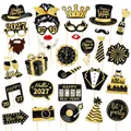 2027 Silvester Party Fotorequisiten Set mit schwarzen und goldenen Dekoelementen - Set aus Karten Stöcken und Klebepunkten (Y-00599)