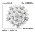 Elegante zilveren bloemvormige parelbroche met fonkelende strass-accenten voor damesaccessoires - Zilver